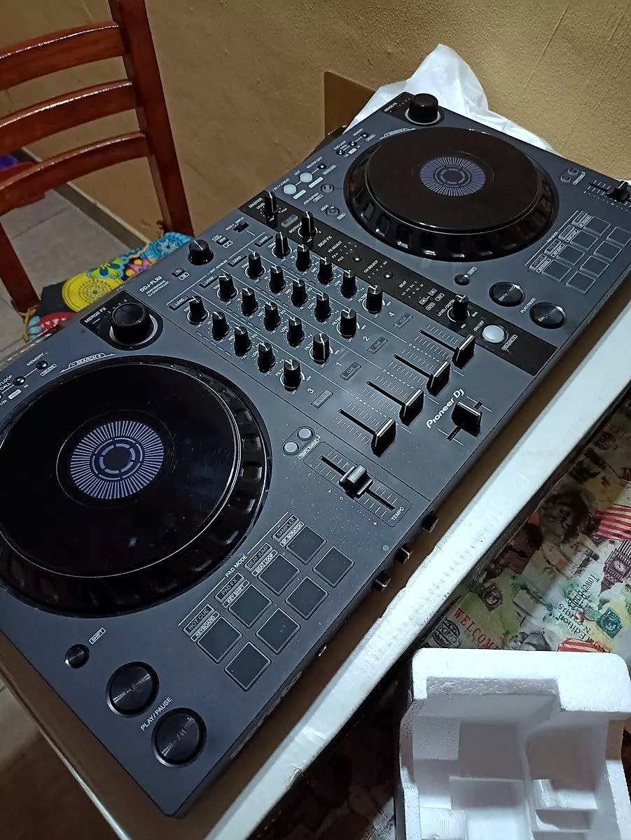 Controlador DJ Pioneer con dos platos y mixer